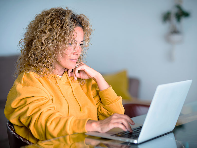 Mulher pesquisando no notebook plásticas que deram errado