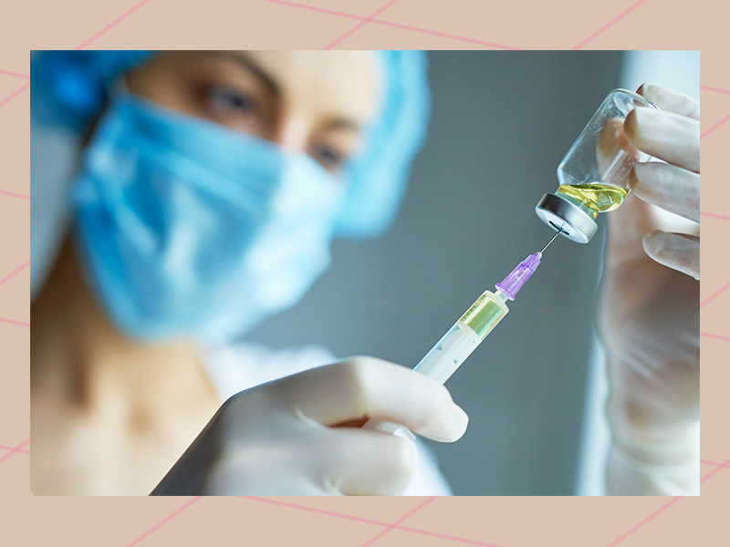 médico anestesista se preparando para a cirurgia de silicone nos seios