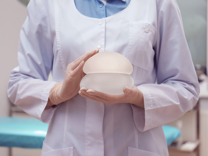 O cirurgião plástico vai te ajudar na escolha da prótese clinica de implante de silicone