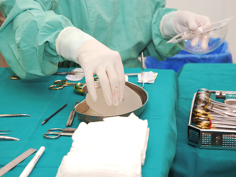Como feita cirurgia implante silicone