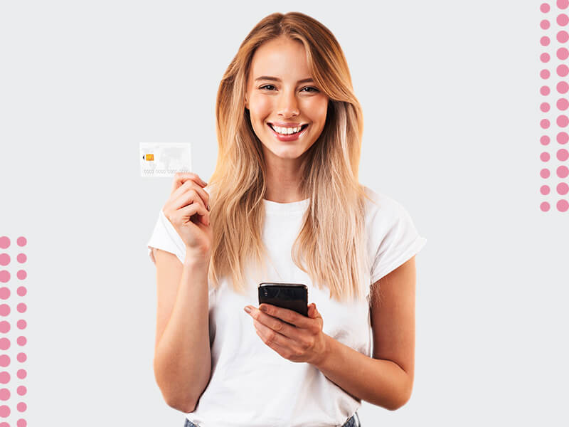 mulher feliz com valor silicone nos seios