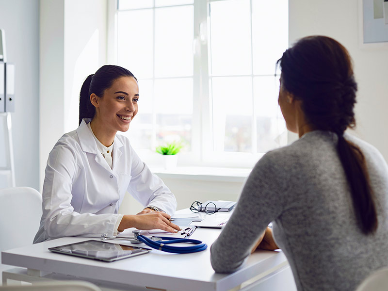 Paciente conversando com médica sobre as cirurgias plásticas que mais causam fibrose