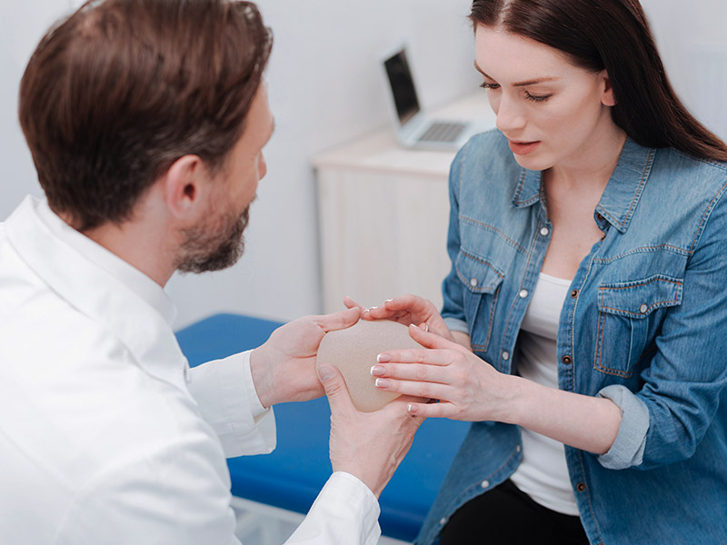 Como é a consulta da mamoplastia de aumento? avaliacao medica mamoplastia aumento
