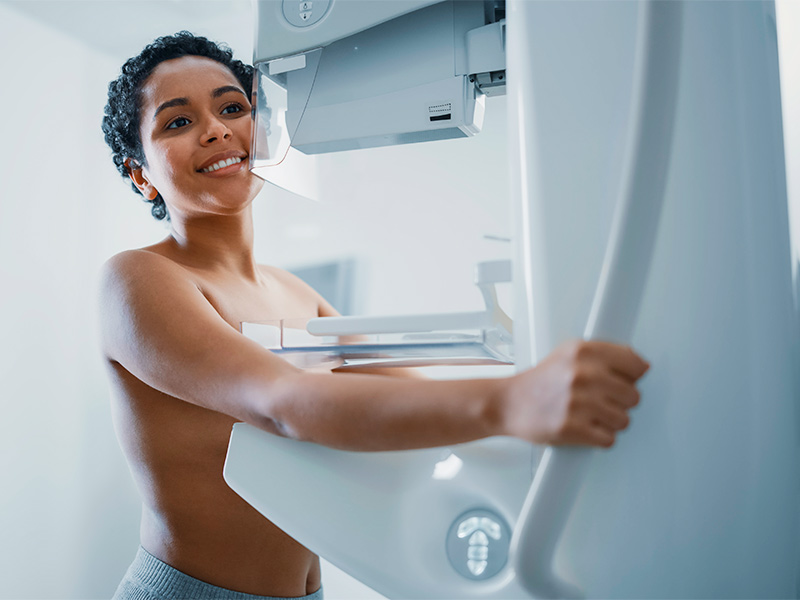mulher fazendo exames pre operatorios após mamoplastia aumento