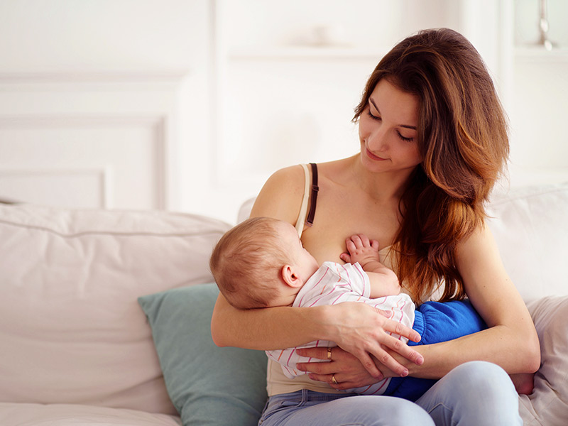 mulher amamentando, uma das causas da assimetria na mama