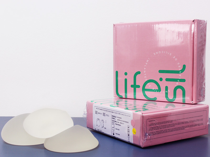 prótese de silicone Lifesil disposto na mesa