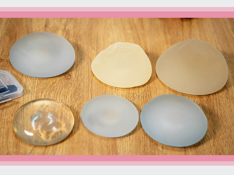 Tipos de prótese de silicone na mamoplastia de aumento vários tipos de próteses para mamoplastia de aumento dispostos em uma mesa de madeira