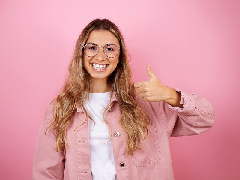 mulher feliz ao descobrir que a Lifesil é boa