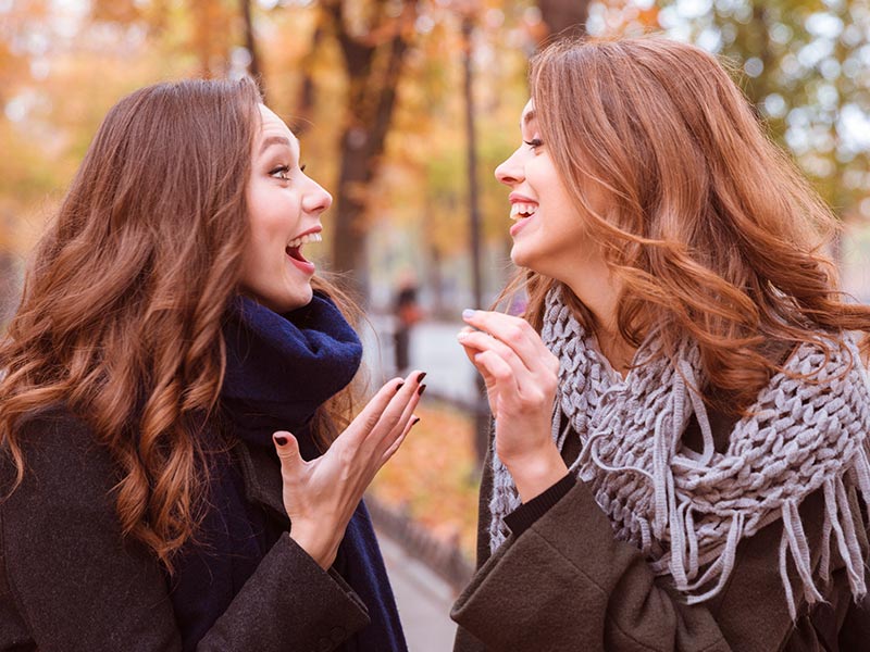 mulheres conversando sobre marcas prótese silicone mais recomendadas