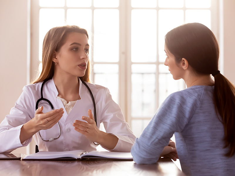 mulher conversando com médica sobre ajustar seios assimétricos