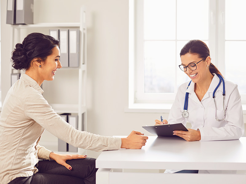 mulher conversando com médica sobre melhor marca prótese silicone