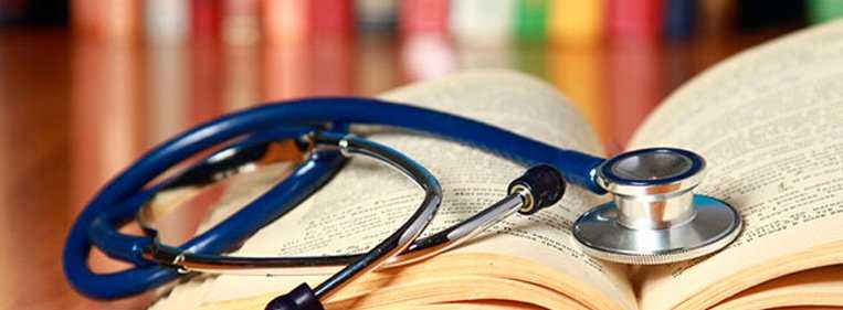 Embolia pulmonar tem cura? Estetoscópio em cima de um livro, que fala sobre a cura da embolia pulmonar