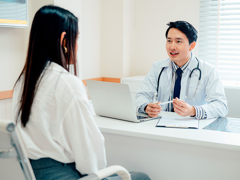 Paciente conversando com médico sobre o seroma na cicatriz