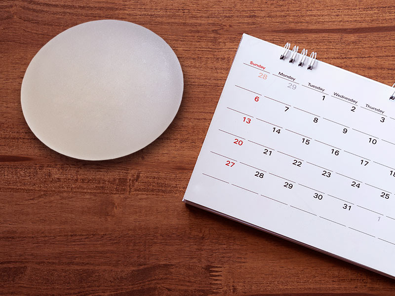 Prótese do lado de um calendário para mostrar se o silicone tem validade