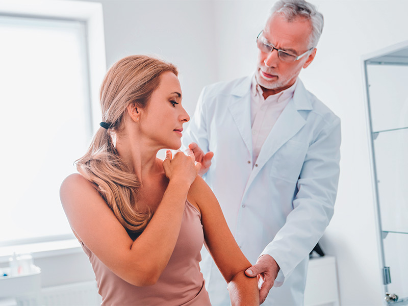 Médico avaliando paciente sobre o seroma tardio