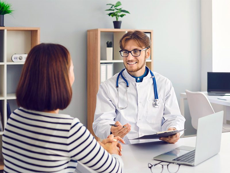 Paciente conversando com médico sobre a meia para pós-operatório e o sequel