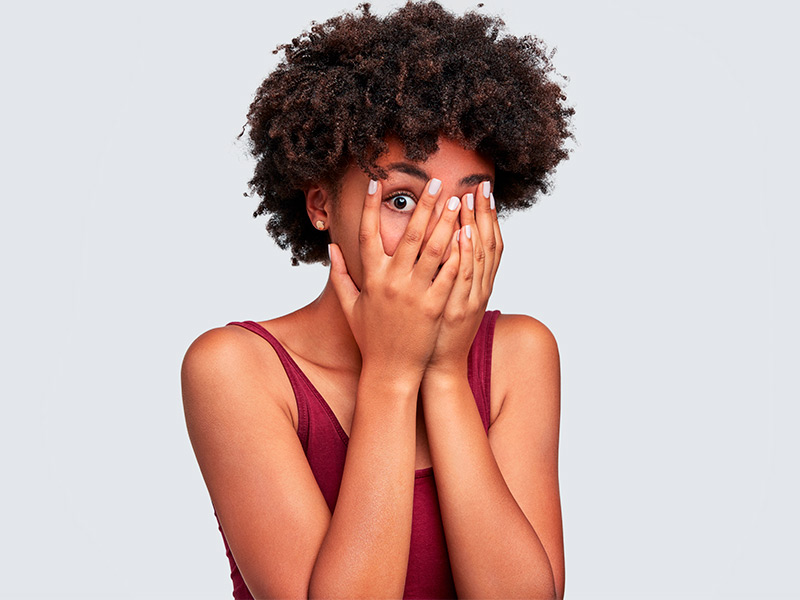 Punção de seroma dói? Mulher com a mão nos olhos