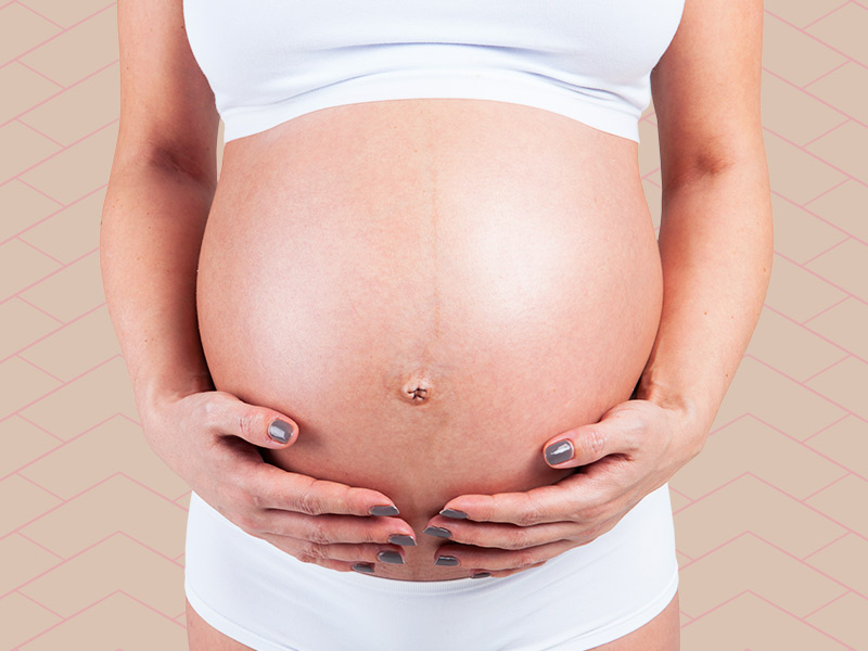 mulher grávida pensando em excesso de pele na barriga após gravidez