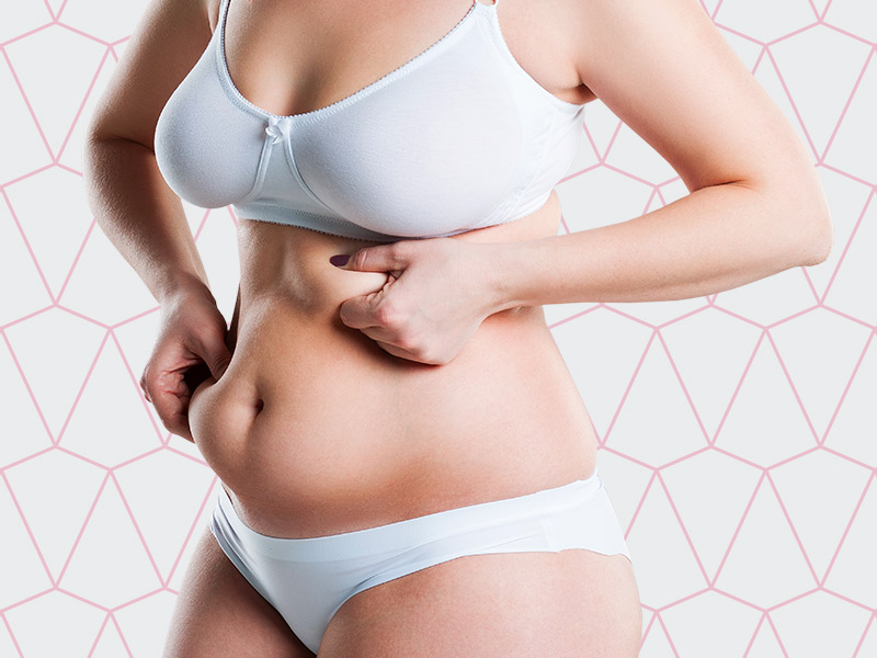 Gordura localizada no abdômen feminino mulher apertando a barriga pochete
