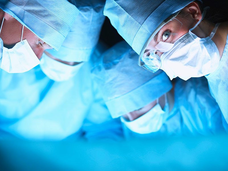 Qual é o melhor médico para minha cirurgia? equipe médica protese silicone