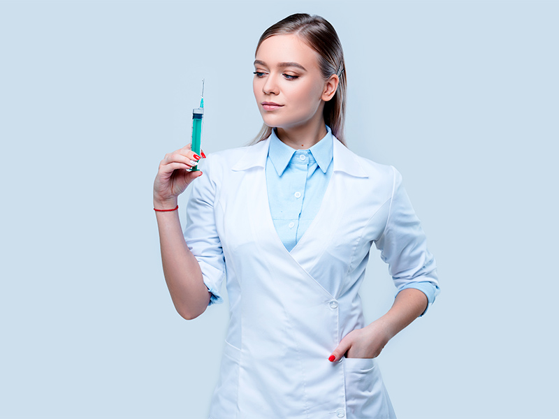 Imagem com fundo azul claro e uma anestesista em primeiro plano