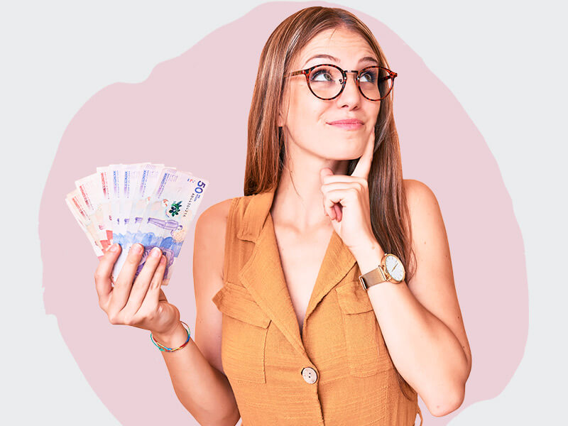 Imagem de uma mulher com expressão de felicidade e segurando notas de dinheiro para ilustrar o tema "quais as formas de pagamento da lipoaspiração"