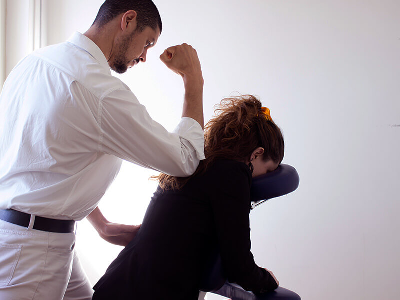 Já ouviu falar sobre o Espaço Mulher? Imagem de um esteticista realizando uma quick massage na paciente