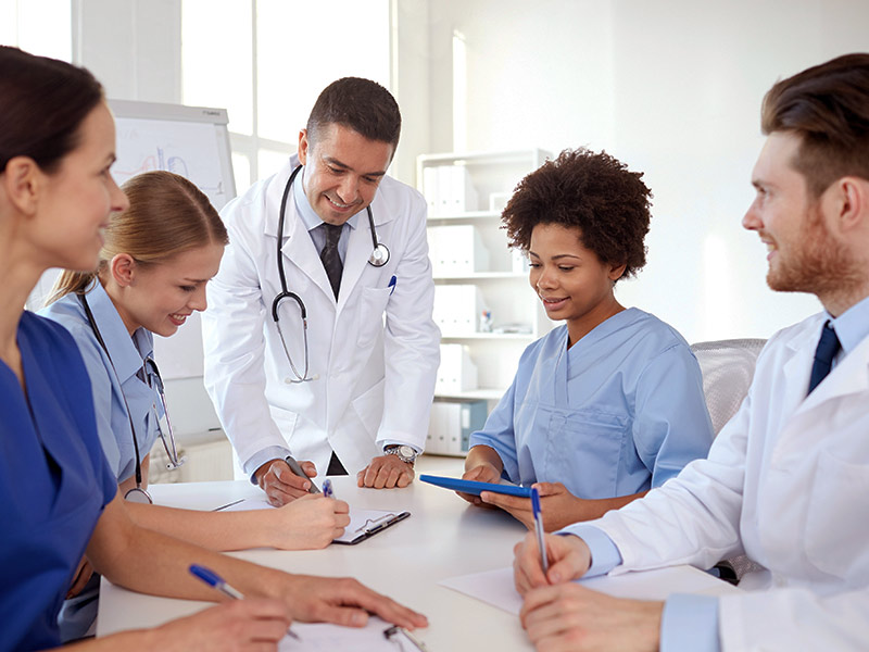 Imagem de uma equipe médica fazendo a análise de caso durante o processo de Ouvidoria