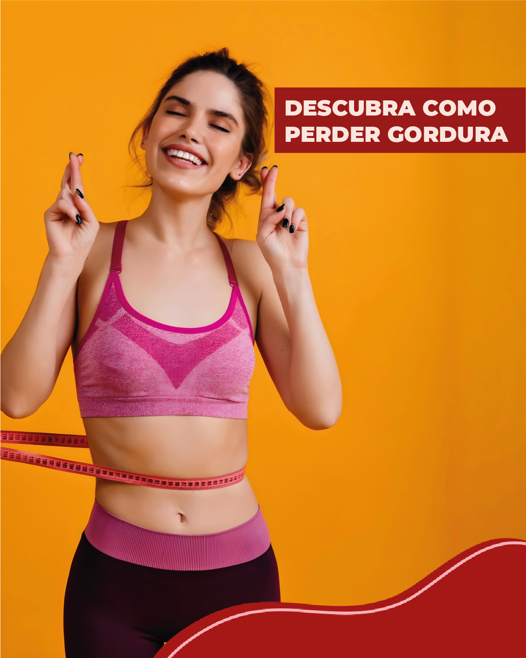 Como perder gordura abdominal? Mulher torcendo com os dedos cruzados e uma fita métrica na barriga, para descobrir como perder gordura