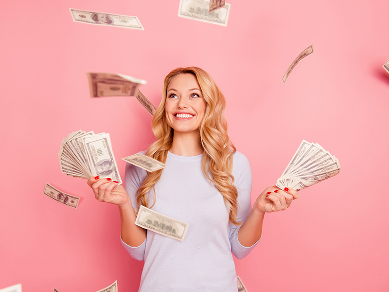mulher em fundo rosa com dinheiro na mão pensando no preço mini lipo
