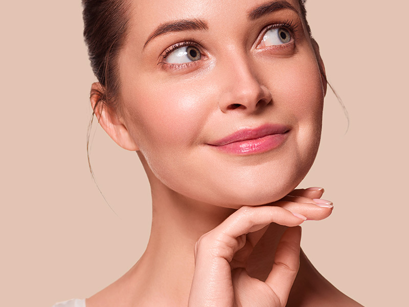 Qual a diferença entre rinoplastia, septoplastia e rinosseptoplastia? Imagem de uma mulher em primeiro plano, com expressão facial de dúvida pois não sabe a diferença entre rinoplastia, septoplastia e rinosseptoplastia