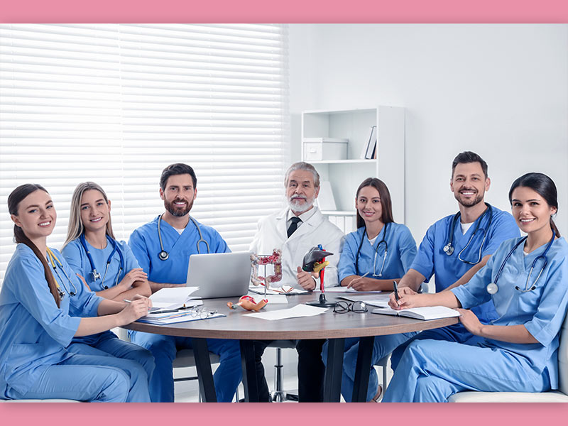 Equipe médica sentada alegremente