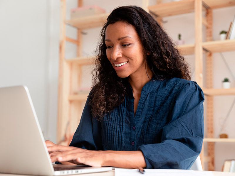 Imagem de uma mulher pesquisando no computador informações sobre os cuidados pré-operatórios da rinosseptoplastia