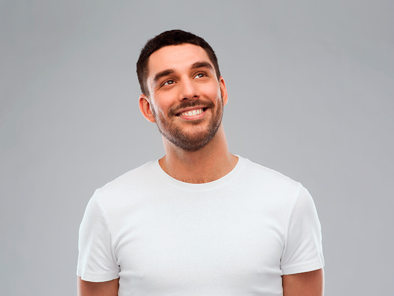 Imagem de um homem sorrindo e se questionando onde fazer a cirurgia no nariz em São Paulo