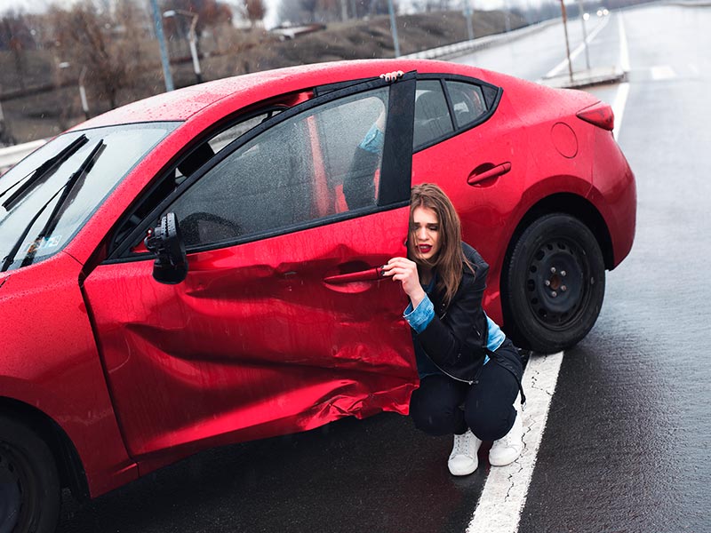 Quais as causas da cartilagem torta? Imagem de uma mulher após um acidente de carro, exemplificando que traumas também podem provocar o desvio septal