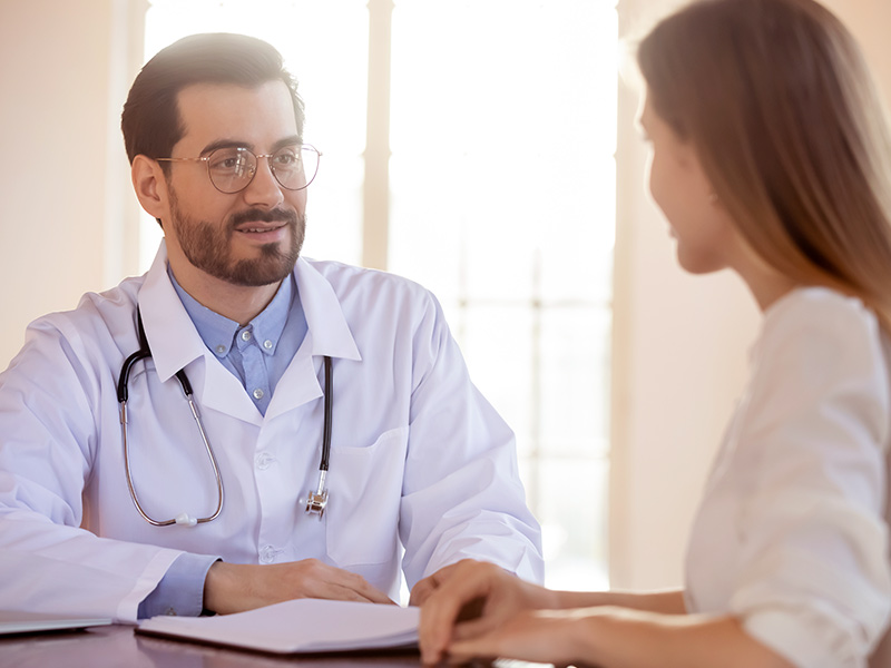 Paciente conversando com médico na pós de lipo e silicone