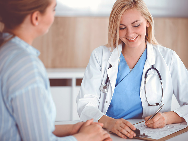 Como fazer correção de desvio de septo? Imagem de uma médica e paciente dentro do consultório, enquanto a profissional indica o melhor tratamento para corrigir o desvio de septo