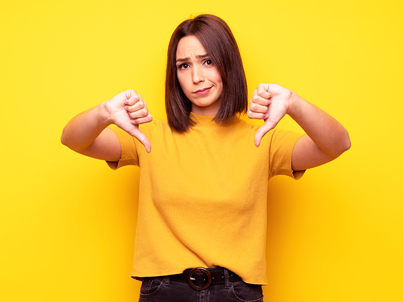 Mulher de camiseta amarela fazendo joia para baixo, pois nem todas as mulheres podem fazer lipoescultura gessada