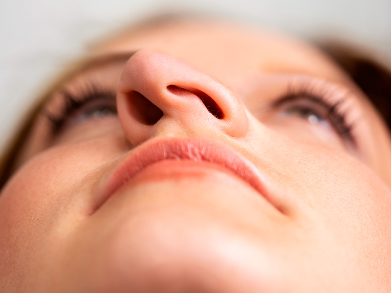 Imagem de uma mulher com o nariz torto para o lado esquerdo