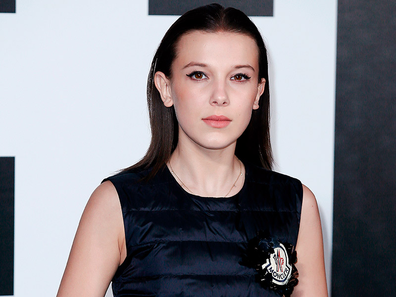 Famosa Millie Bobby Brown mostrando a sua orelha de abano