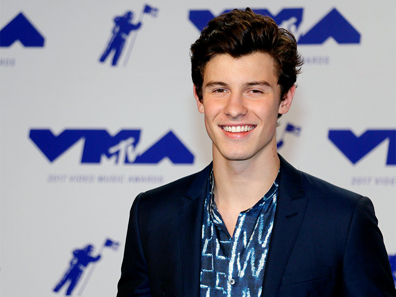 Shawn Mendes, que sofre de dismorfismo, sorrindo em premiação