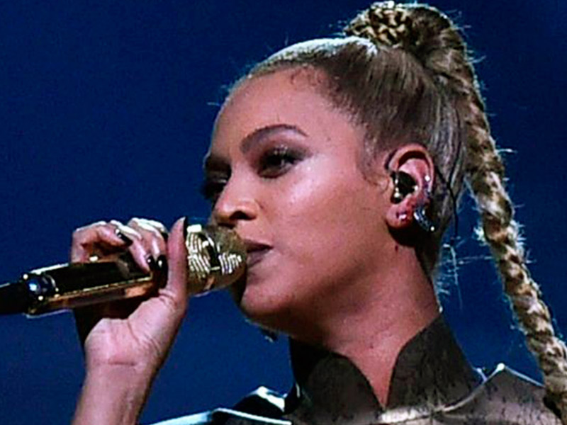 Imagem da cantora Beyoncé durante um de seus shows, quando teve a orelha rasgada devido ao uso de um brinco muito grande