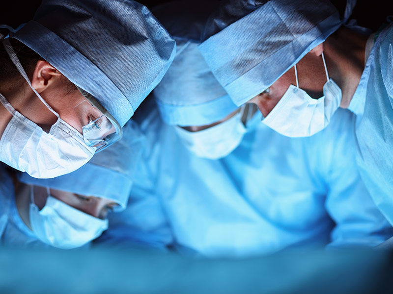 4 médicos realizando a cirurgia de mama gigante