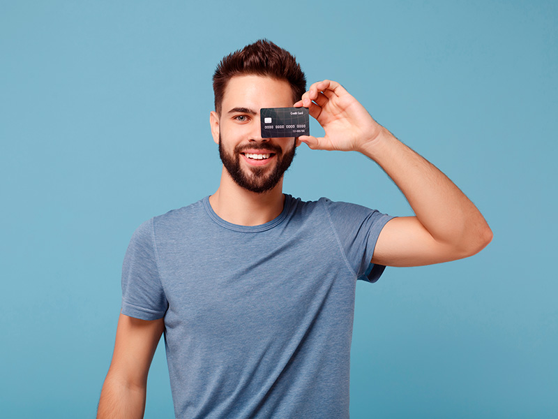 homem segurando um cartão para o silicone masculino preço