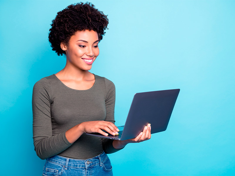 Imagem de uma mulher pesquisando no notebook onde comprar ácido hialurônico puro