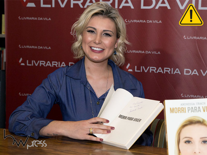 Andressa Urach assinando seu livro que fala sobre quando fez uma bioplastia de coxa
