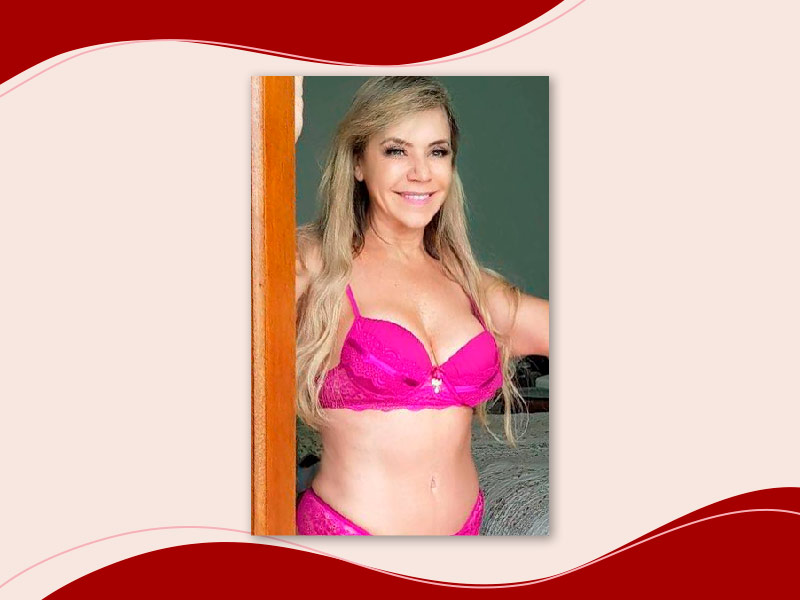 Flor está de lingerie rosa exibindo o antes e depois da Abdominoplastia na barriga