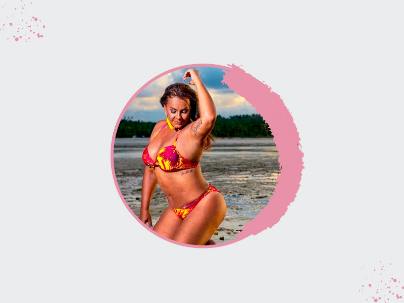 Abdominoplastia fotos de Solange Couto Fotos da Solange Couto posando na praia usando um biquíni vermelho e amarelo mostrando o resultado da Abdominoplastia.