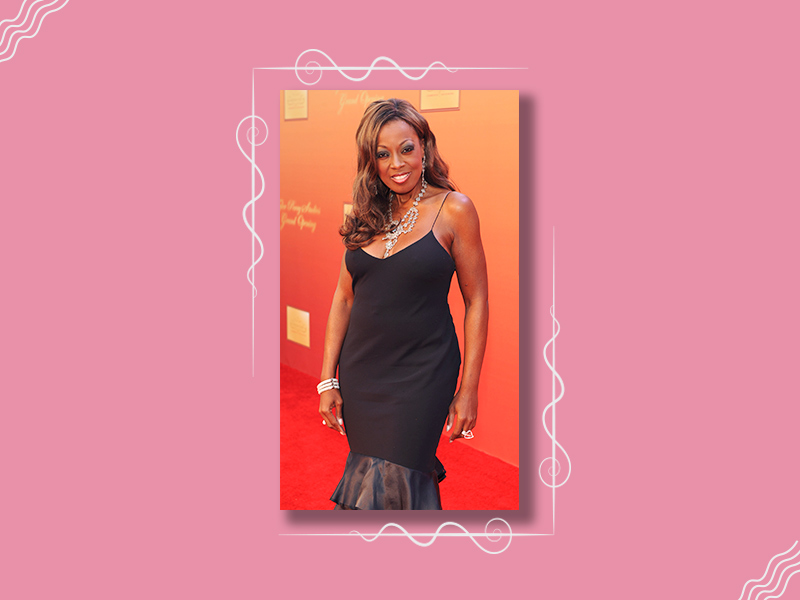 Cirurgia da barriga de Star Jones Star Jones está usando um vestido colado preto em uma premiação exibindo a cirurgia na barriga