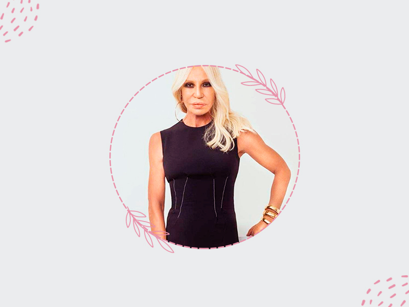 Cirurgia do Abdômen da Donatella Versace Donatella Versace está posando com um vestido preto justo, ela fez Abdominoplastia e sua barriga está chapada.